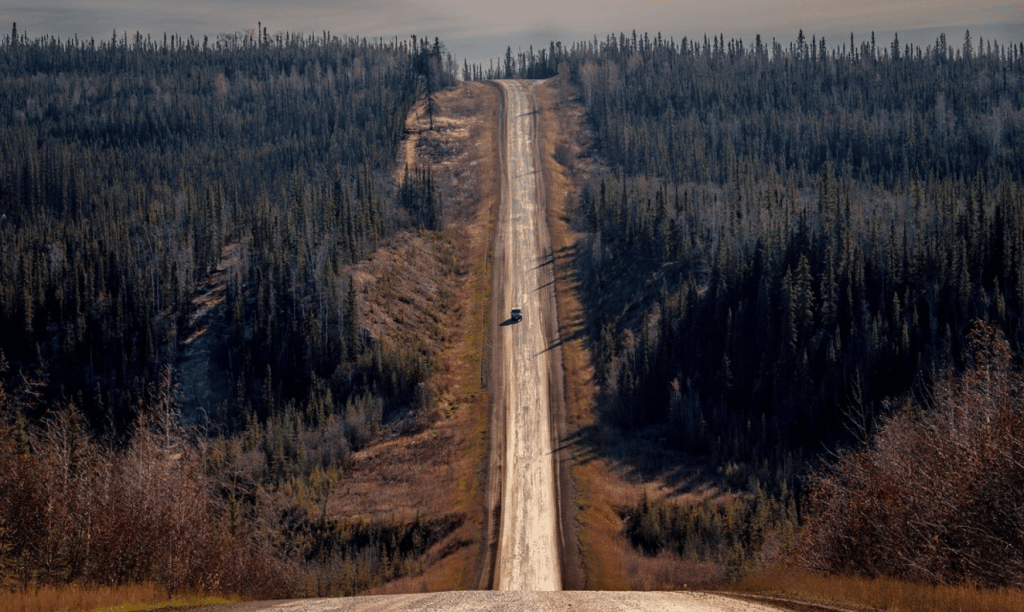 Prise de la route de Dalton Highway en Alaska aux Etat-Unis