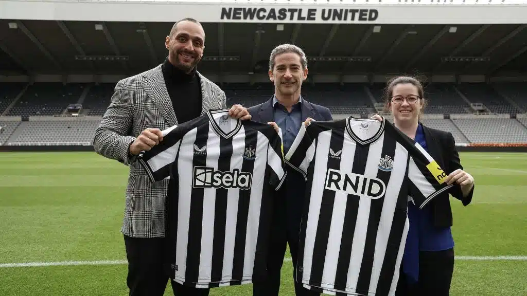 Le club de football anglais, Newcastle United FC, crée un Maillot qui vibre pour les fans sourds